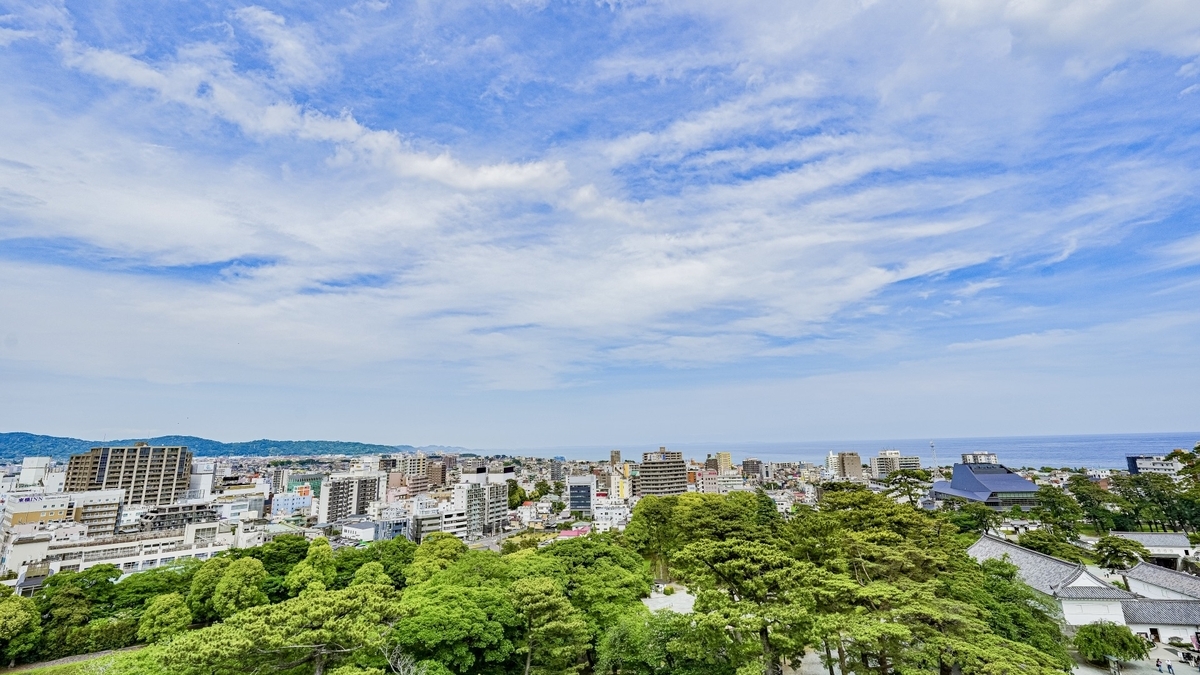 天守最上階から見渡す小田原市街地と相模湾