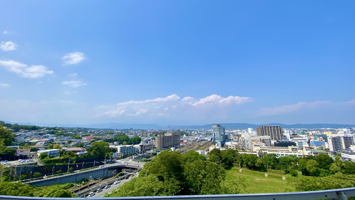 天守閣最上階から見渡す小田原駅周辺の市街地