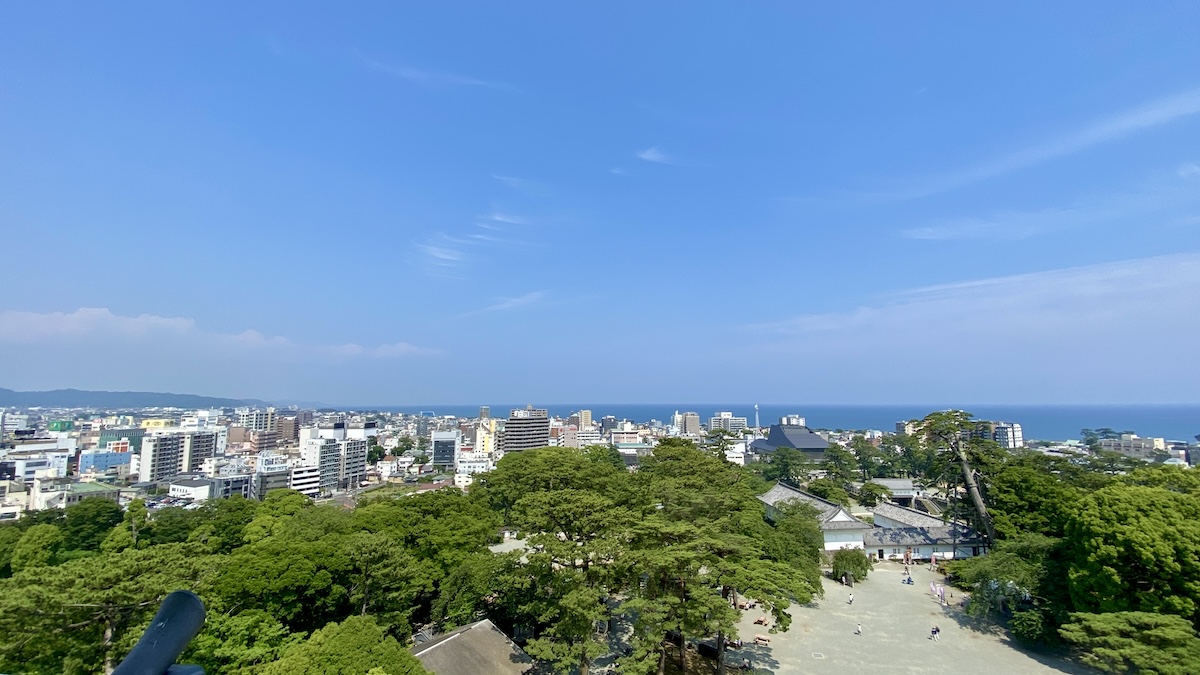 天守閣最上階から望む小田原の市街地と相模湾