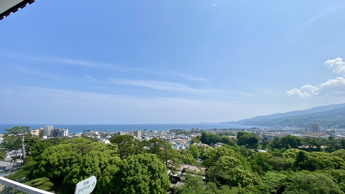 天守閣最上階から伊豆半島方面の海岸線を望む景色