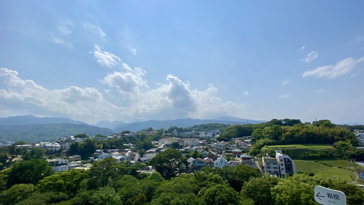 天守閣最上階から箱根の山並みを望む景色