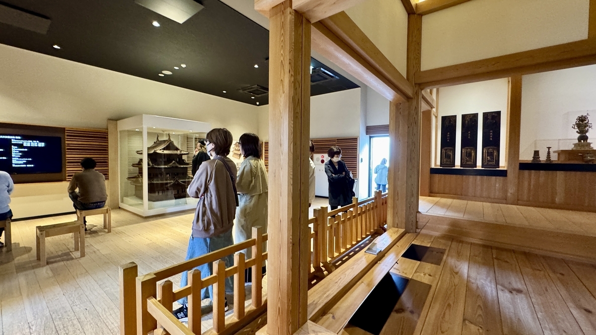 江戸時代の最上階を再現した木造空間と展示室