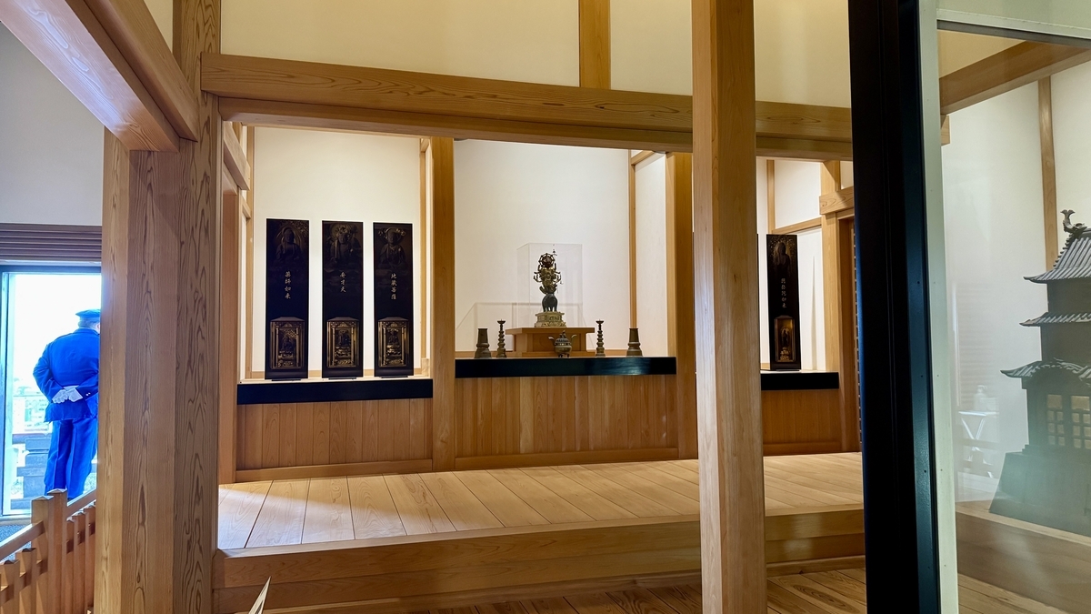 木造空間の奥に摩利支天像が祀られた最上階