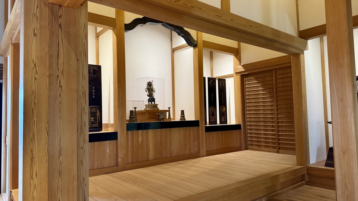 摩利支天像と天守七尊が並ぶ最上階の再現空間