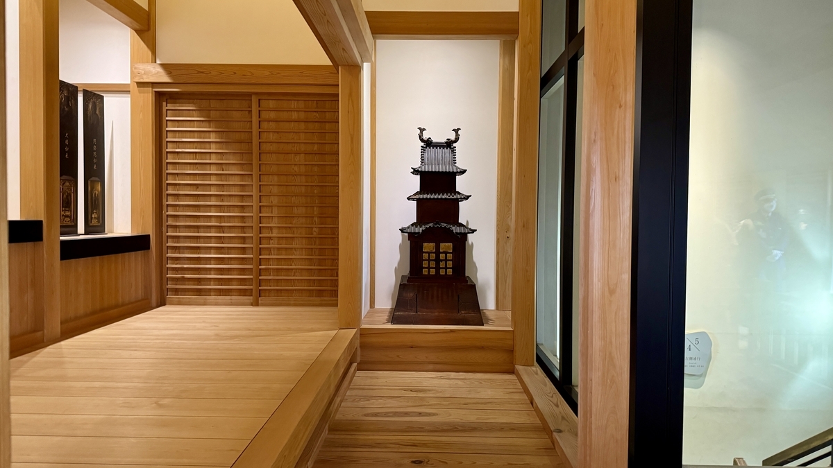 小田原城天守を模した天守型厨子の展示