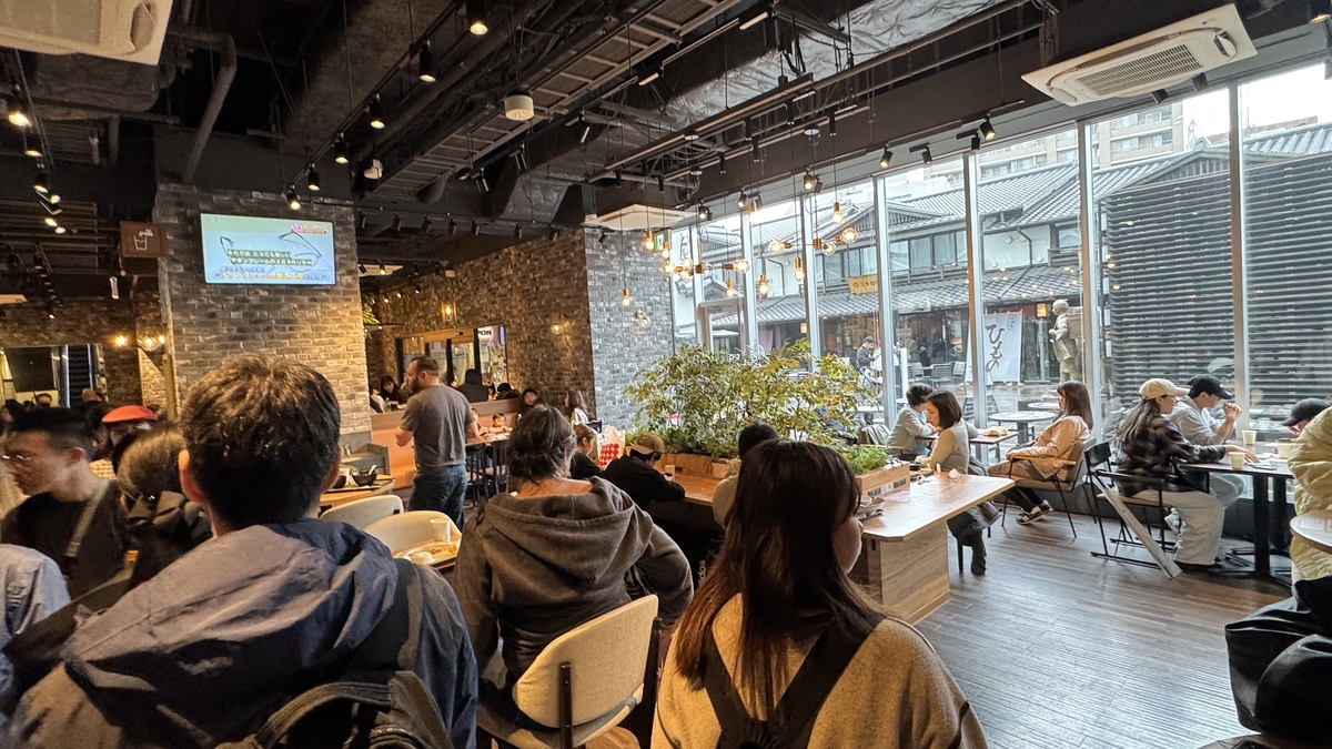 窓際の席まで多くの人でにぎわうフードコート