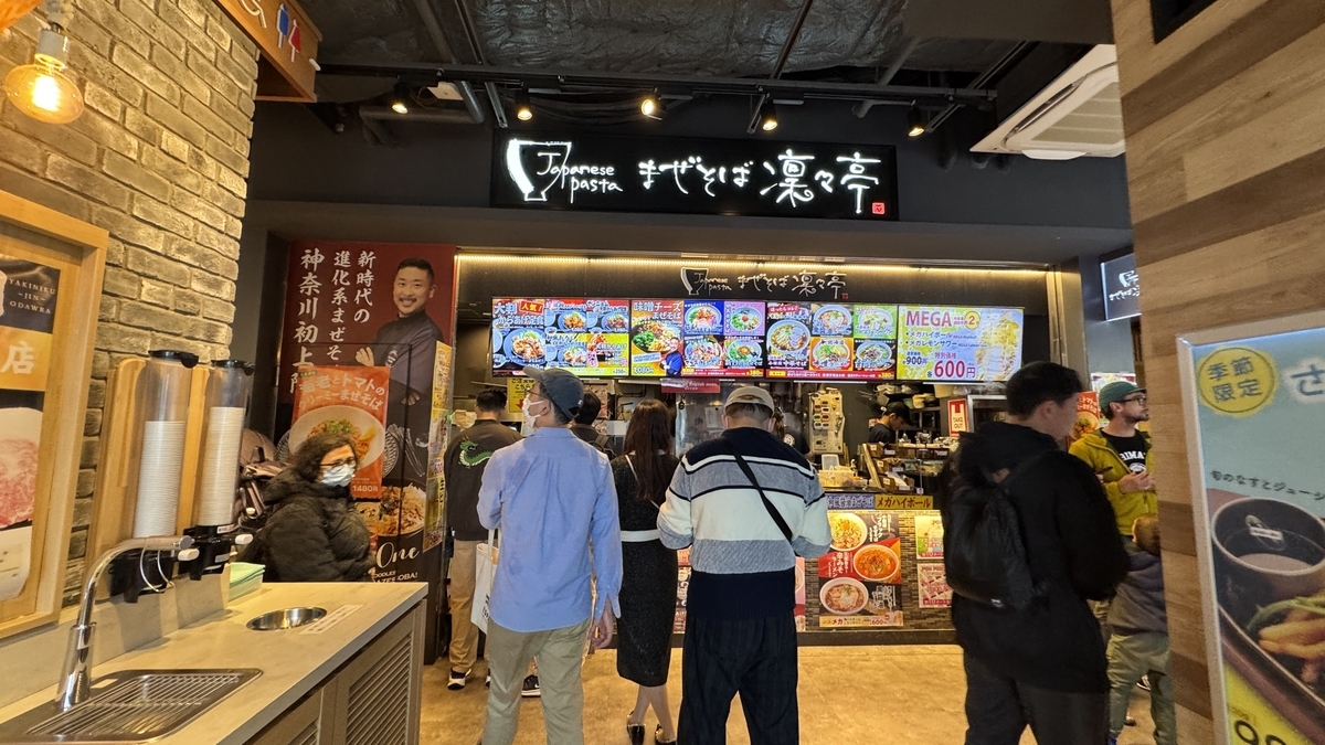 まぜそば凜々亭の前に並ぶ来店客