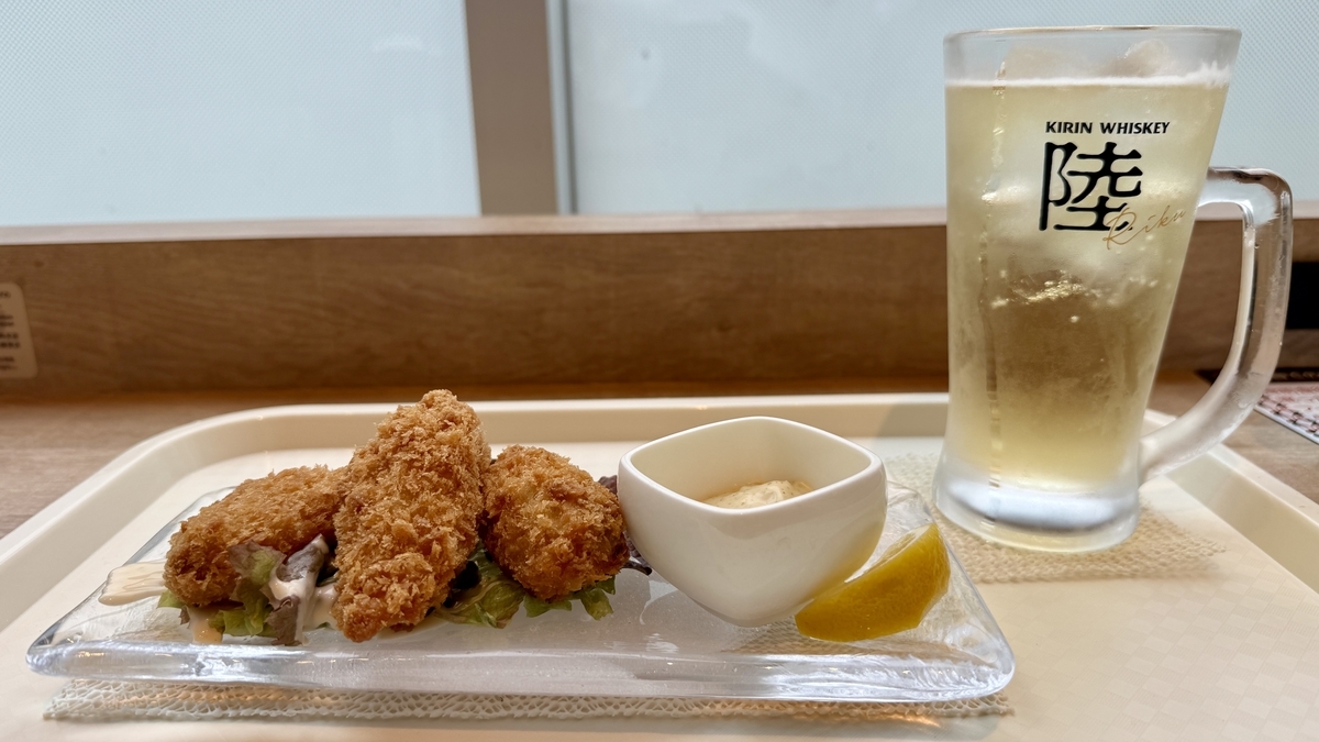 牡蠣フライちょい呑みセットのハイボールと牡蠣フライ