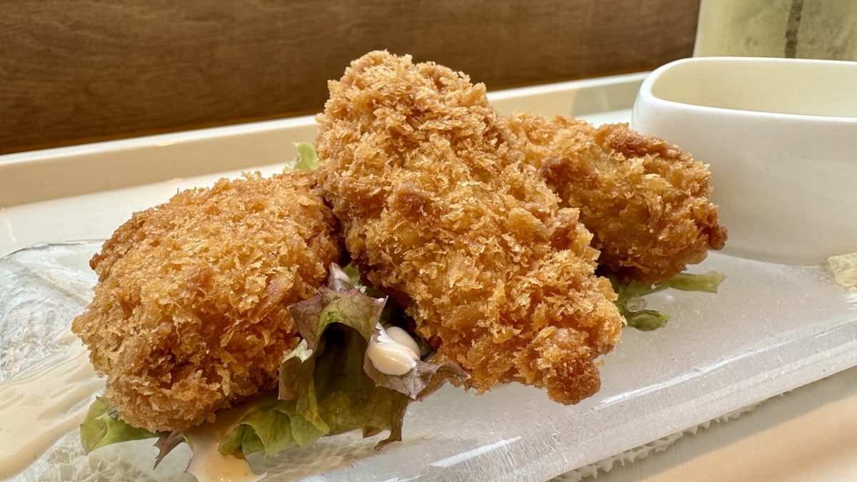 揚げたての大粒な牡蠣フライ