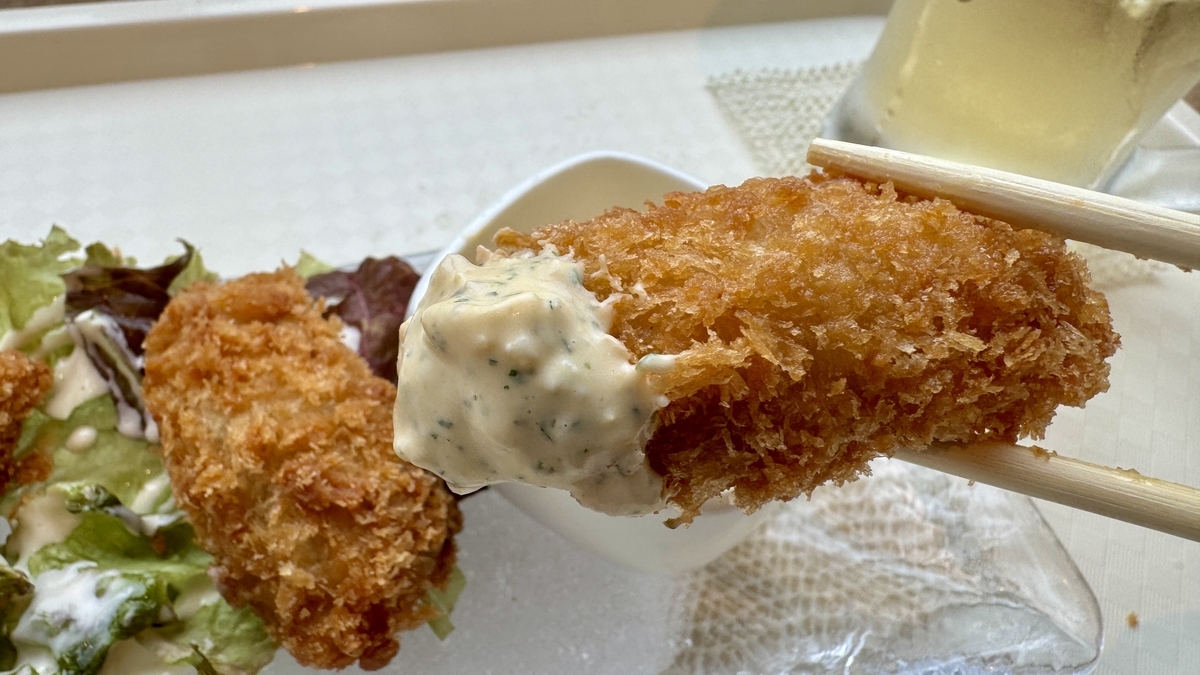 タルタルソースをのせた牡蠣フライ