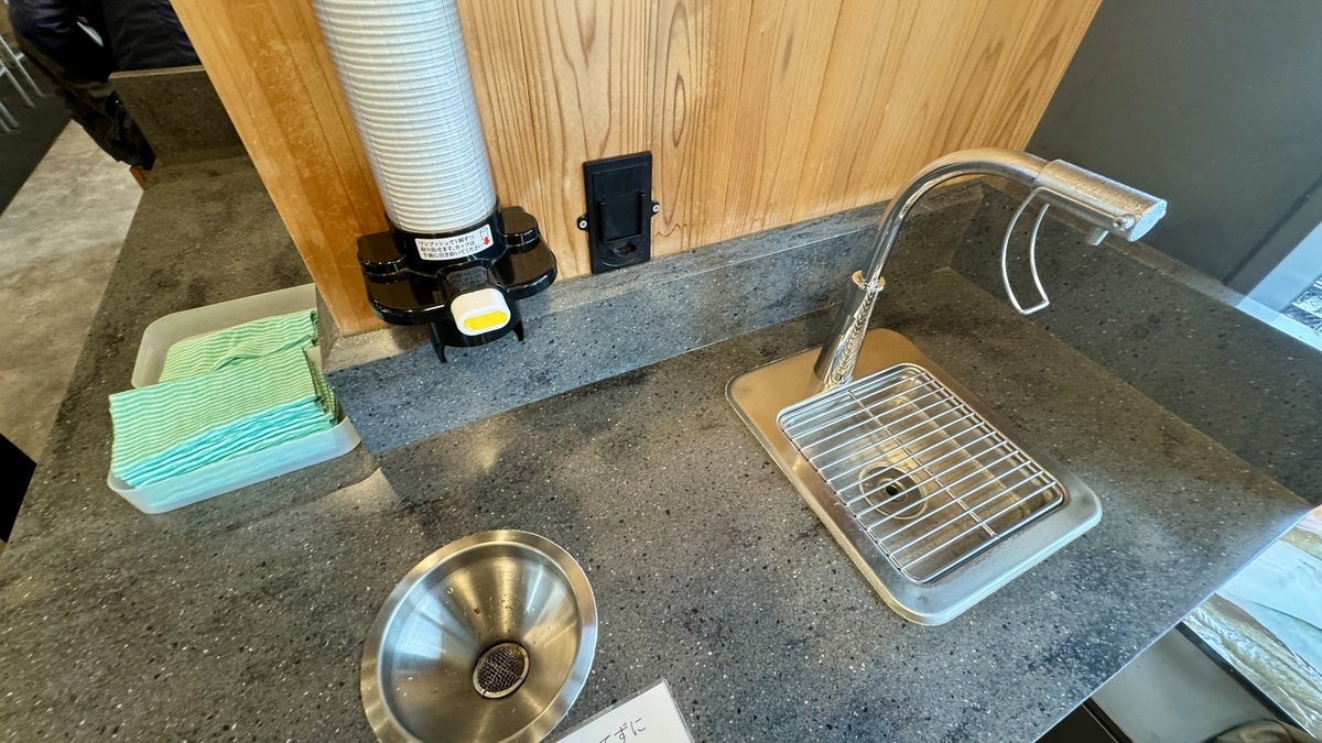 フードコート内にあるセルフサービスの給水スタンド