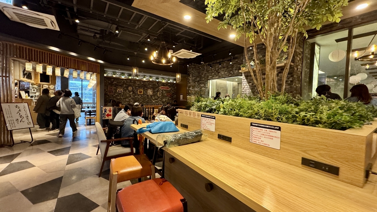 植栽を囲むテーブル席が広がる館内