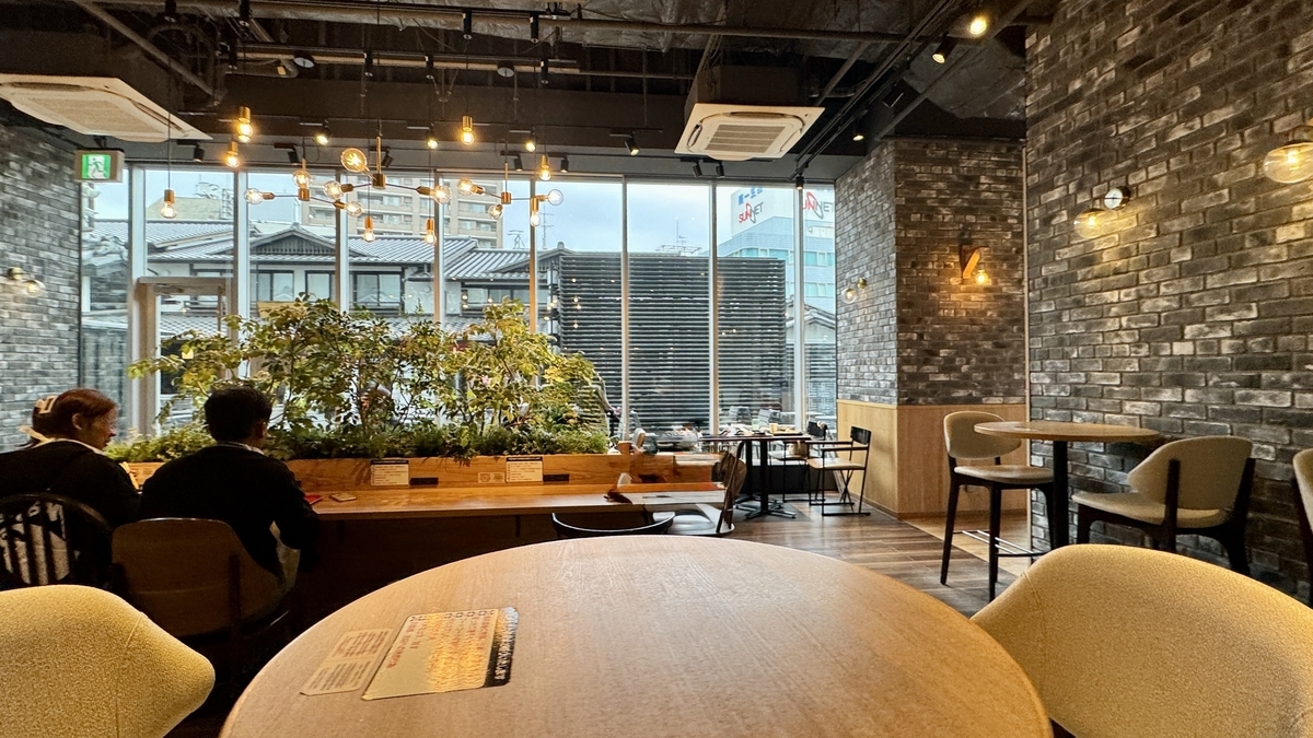 窓際の席でゆったり過ごせる館内の一角