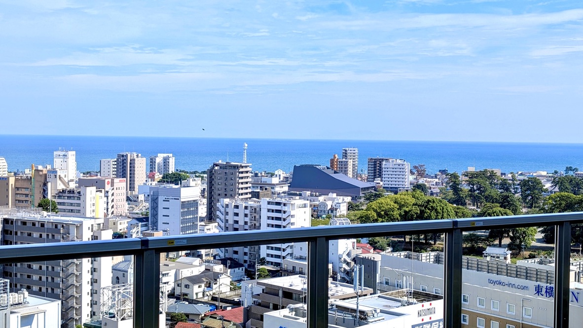 วิวเมืองโอดาวาระและอ่าวซากามิที่มองผ่านอ่างแช่เท้า