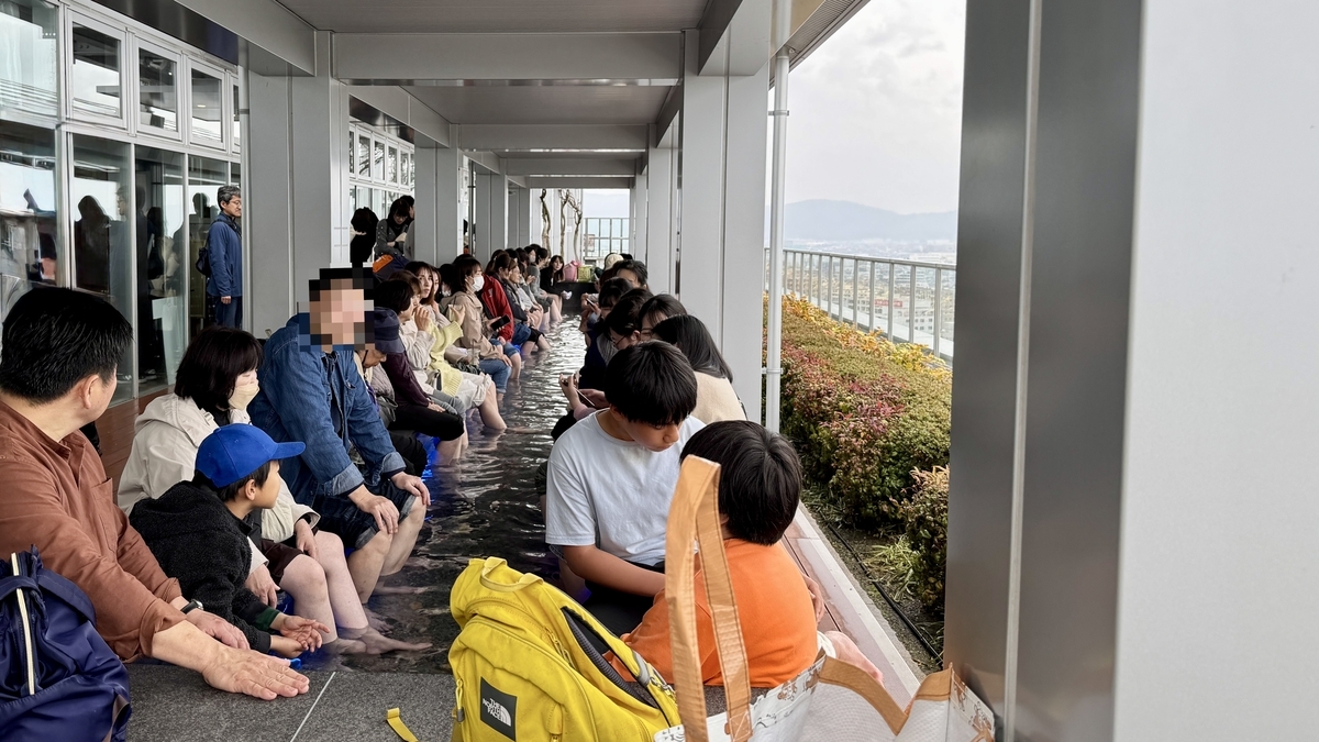 ผู้ใช้บริการจำนวนมากเพลิดเพลินกับการแช่เท้าที่ Tenbo Ashiyu Teien