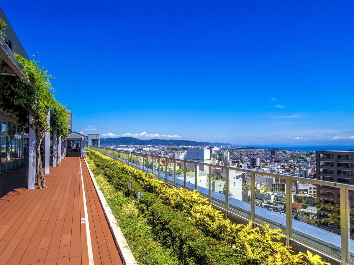 ทางเดินเลียบเดคชมวิวกับทิวทัศน์เมืองโอดาวาระ