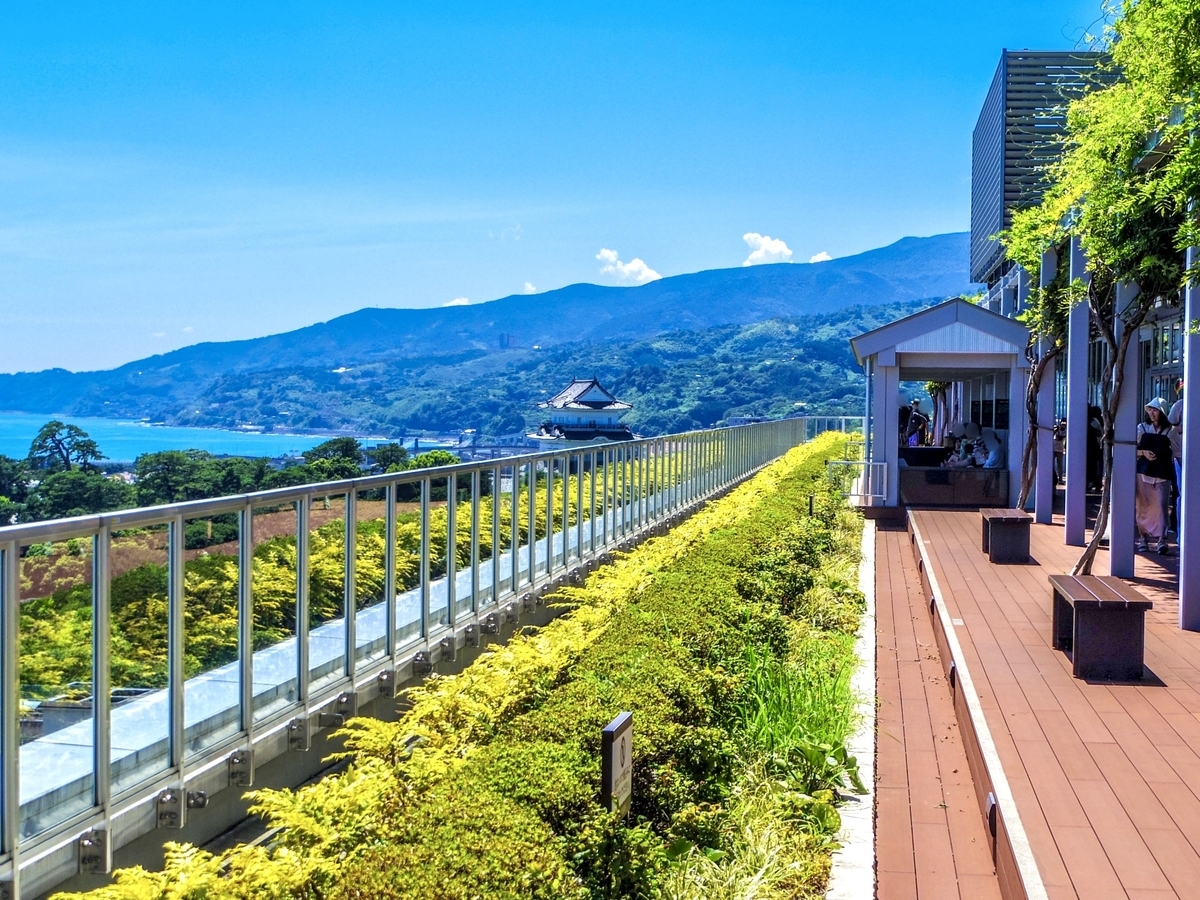 ปราสาทโอดาวาระและทิวเขาฮาโกเนะที่มองเห็นจากเดคชมวิว