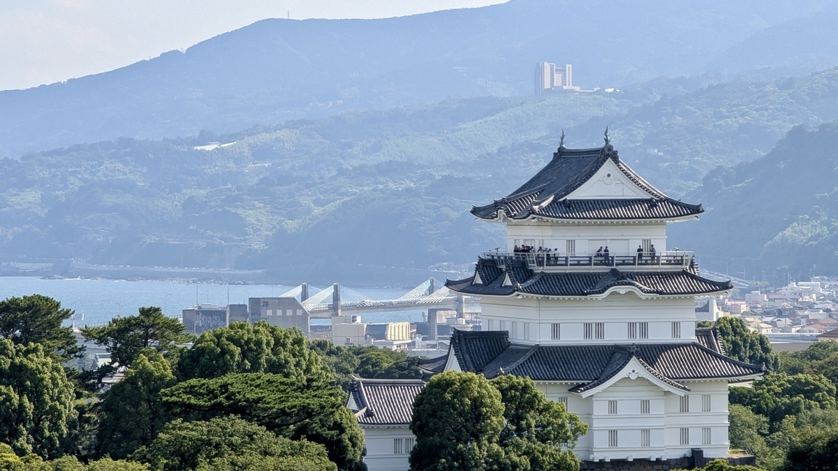 หอปราสาทโอดาวาระมองจาก Tenbo Ashiyu Teien