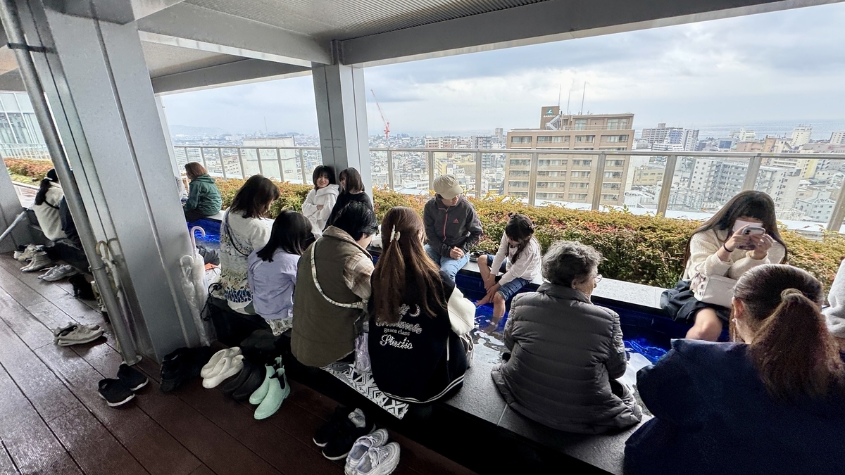 ผู้ใช้บริการถอดรองเท้าเพื่อแช่เท้าที่ Tenbo Ashiyu Teien