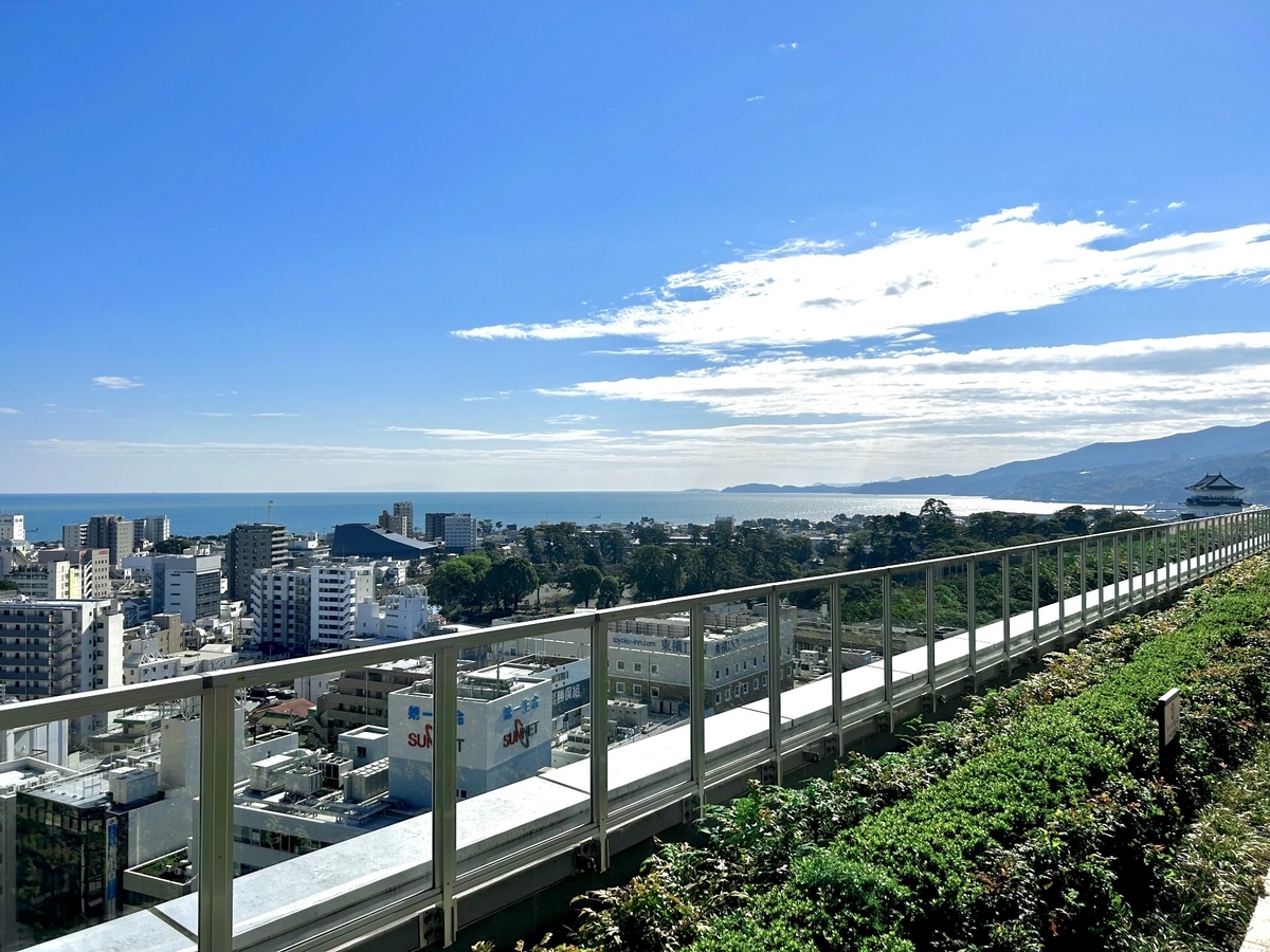 วิวจากเดคชมวิวที่เห็นอ่าวซากามิและปราสาทโอดาวาระ