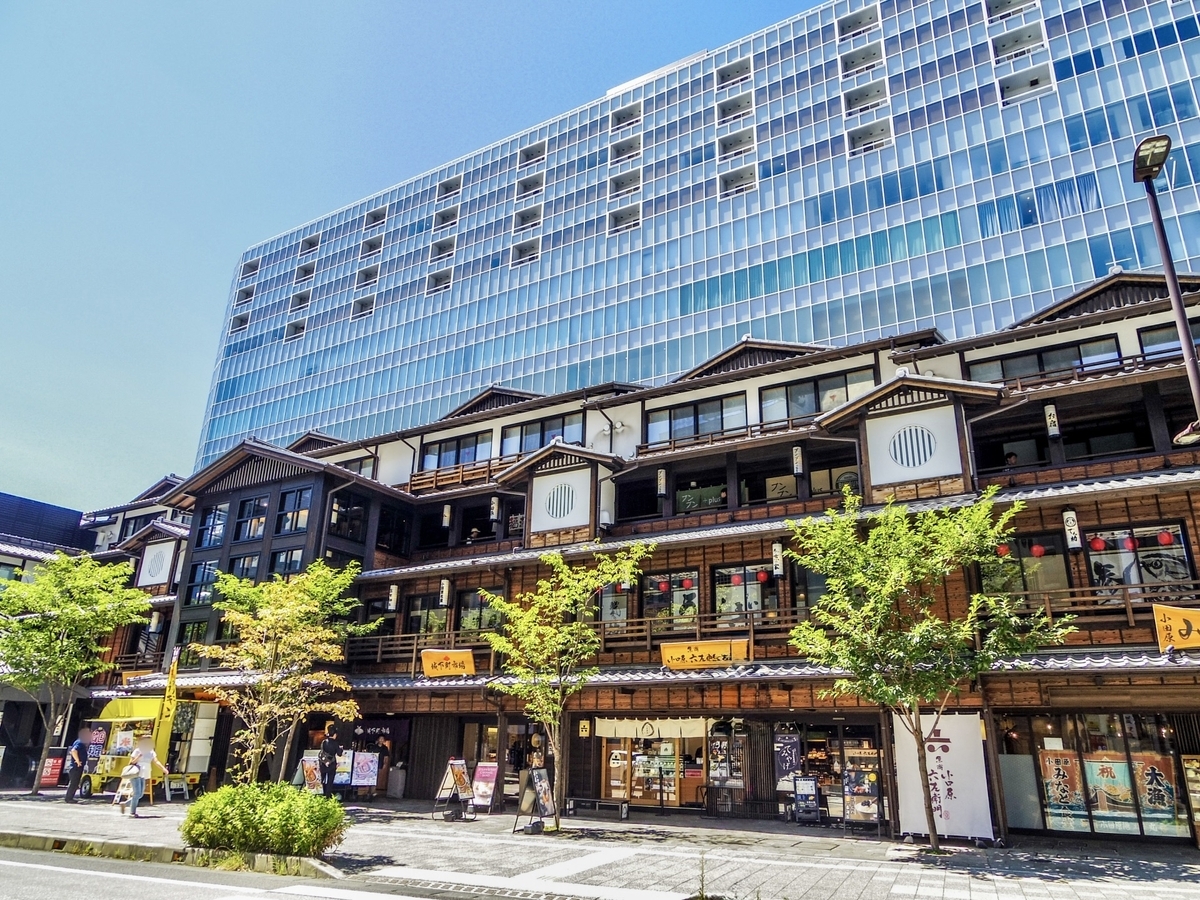 슈쿠바 마치 풍의 목조 상업시설과 뒤편의 고층 타워가 늘어선 오다와라 신죠카마치