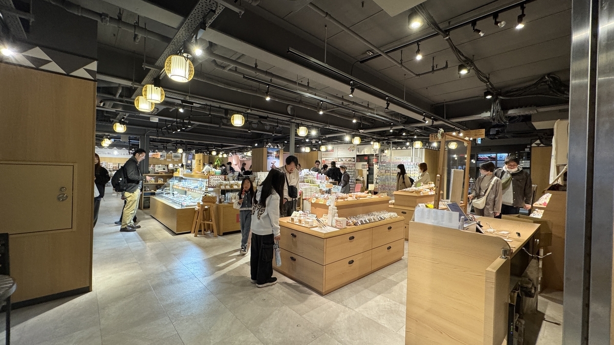 기념품 과자와 명산품이 진열된 죠카마치 이치바 매장