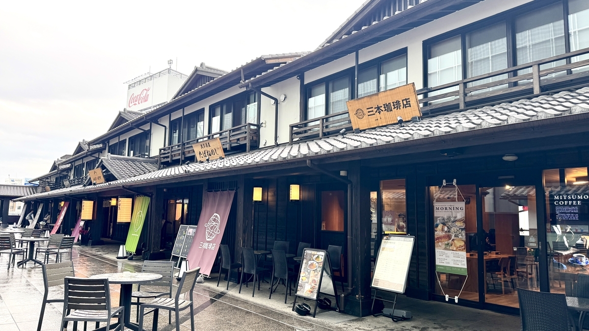 찻집과 카페가 늘어선 3층 외관