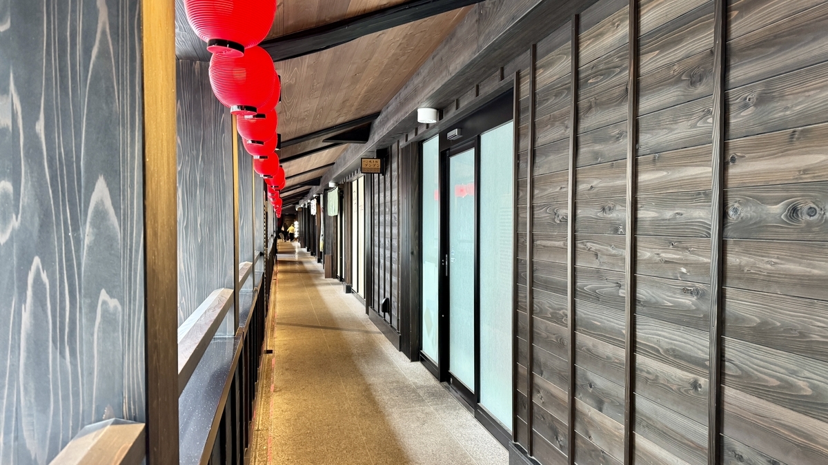 빨간 종이 등롱이 늘어선 3층 목조 통로