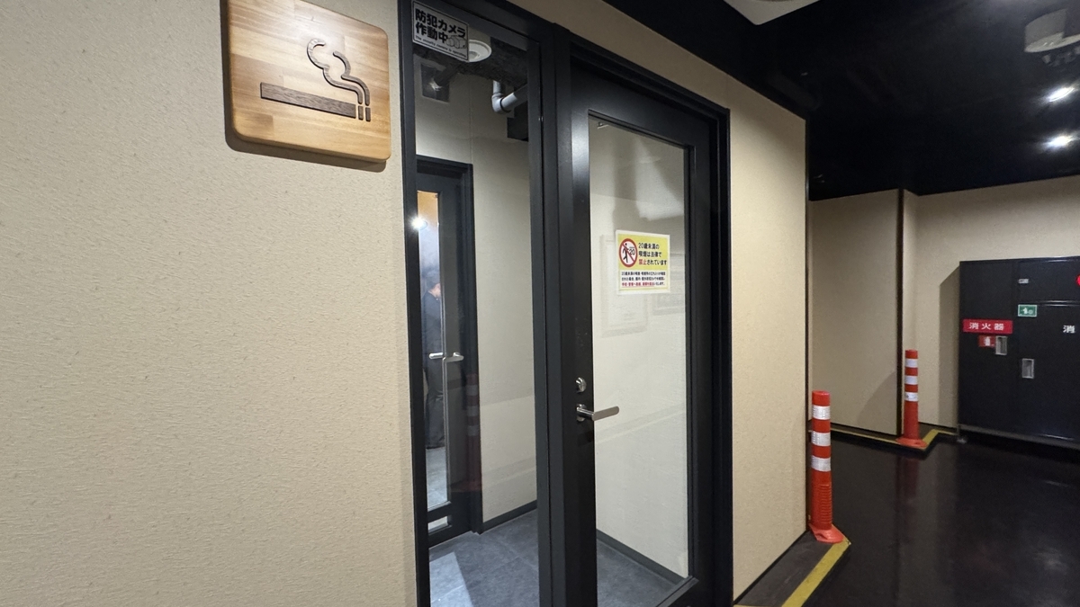 2층에 있는 흡연실 입구