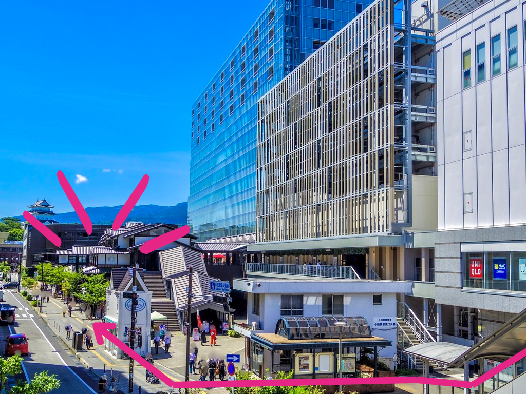 오다와라역 동쪽 출구에서 오다와라 신죠카마치로 가는 길을 안내하는 사진