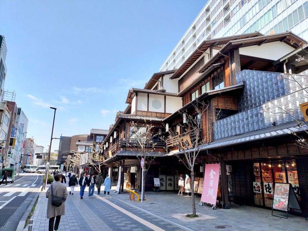 역 앞 거리를 향한 오다와라 신죠카마치의 목조 외관