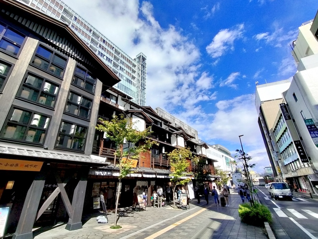 푸른 하늘 아래 펼쳐진 오다와라 신죠카마치의 거리 풍경