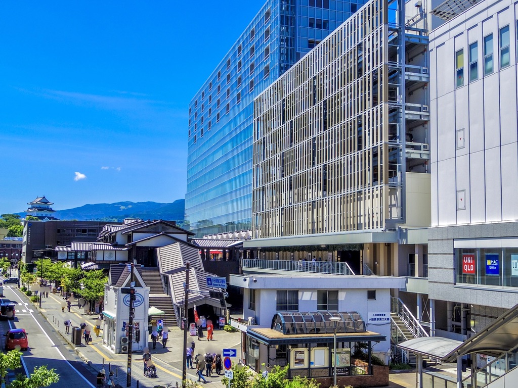 ทัศนียภาพอาคารไม้และอาคารทาวเวอร์กระจกของ Minaka Odawara