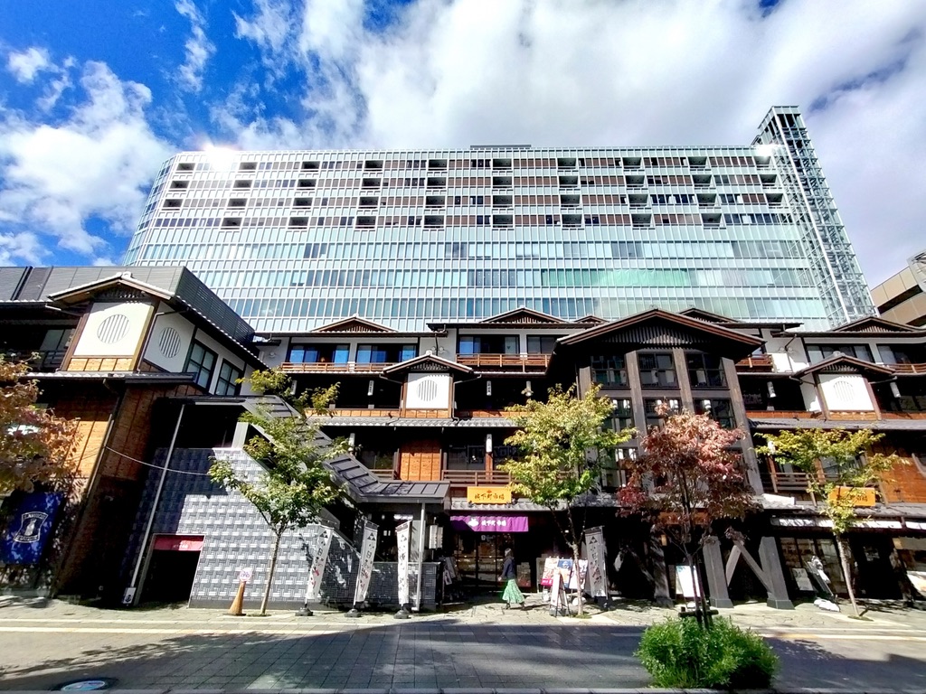 อาคารทาวเวอร์ของ Minaka Odawara มองผ่านอาคารไม้ของ Odawara Shin-Jokamachi