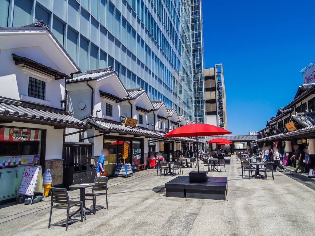 ร่มสีแดงและโต๊ะที่จัดเรียงไว้ในลาน Kinjiro ของ Minaka Odawara