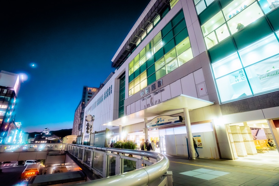 ทางออกตะวันออกของสถานีโอดาวาระและเดคหน้าสถานีในยามค่ำคืน