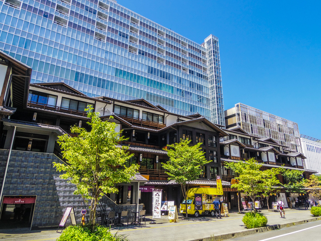 อาคารไม้ของ Odawara Shin-Jokamachi กับอาคารทาวเวอร์ที่ตั้งตระหง่านอยู่ด้านหลัง