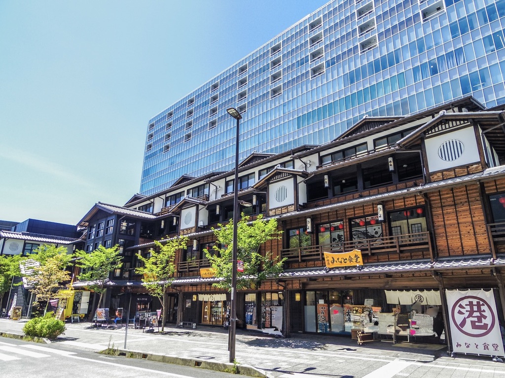 Odawara Shin-Jokamachi อาคารไม้กับอาคารทาวเวอร์ของ Minaka Odawara ที่แผ่ขยายอยู่ด้านบน