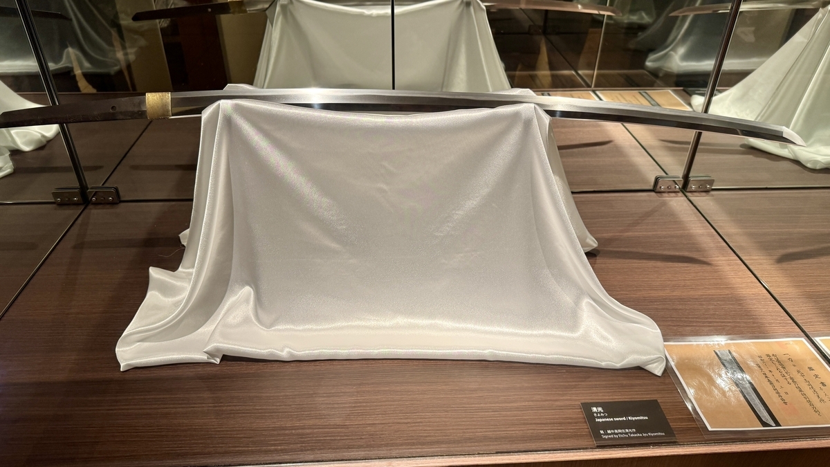展示櫃中白布上放置的日本刀