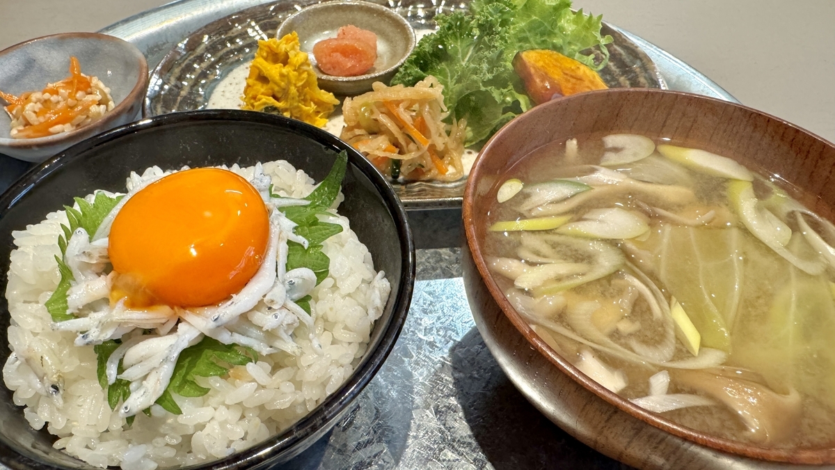 An Asagohan set with shirasu-and-yolk rice, miso soup, and side dishes