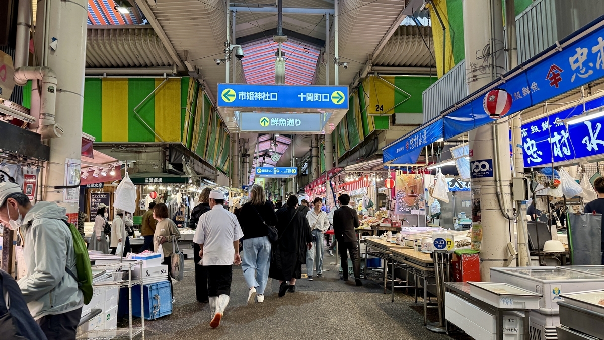 Puestos de pescado y compradores en el Mercado Omicho de Kanazawa