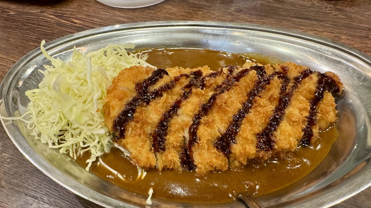 Chuleta de cerdo bañada en salsa sobre el Curry de Kanazawa de Champion Curry