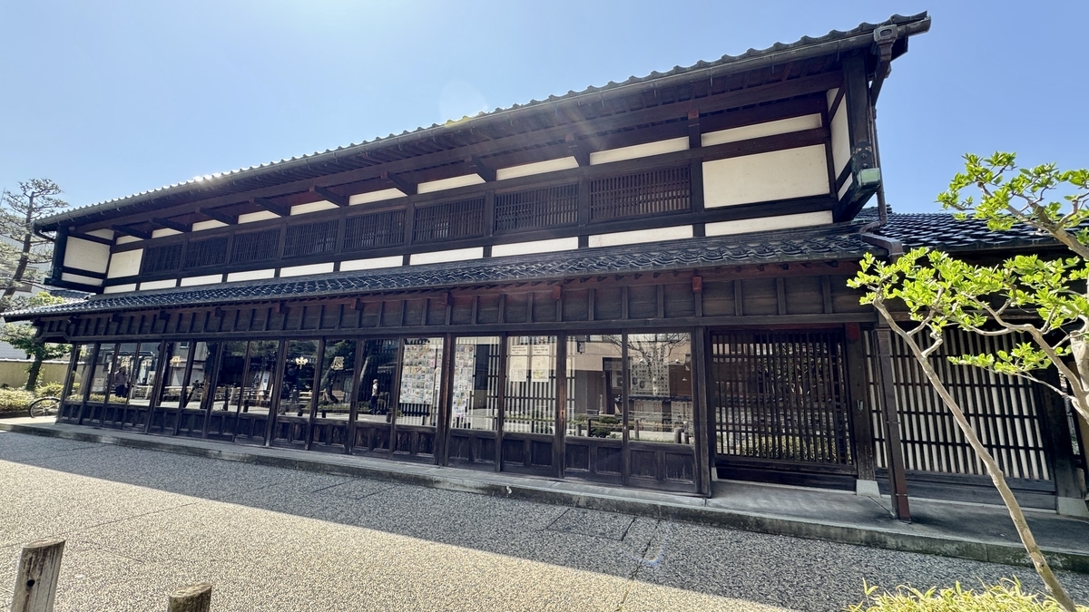 格子门与黑瓦颇为醒目的金泽市老铺纪念馆町家建筑
