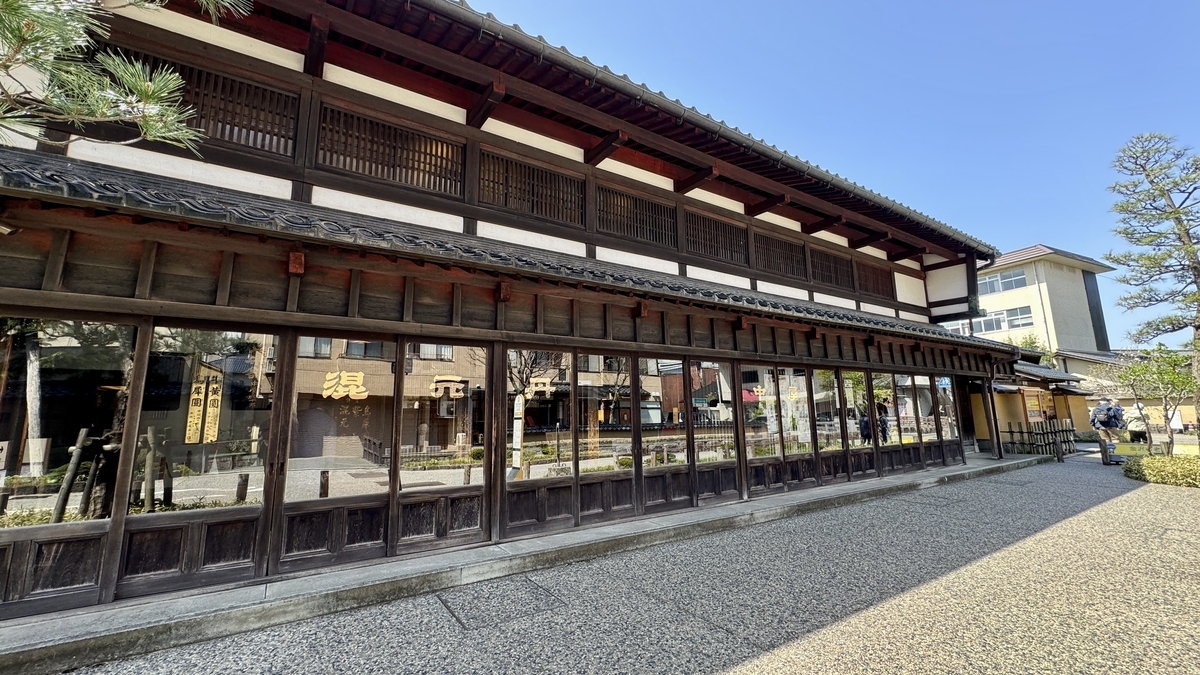 可见中屋药铺暖帘的金泽市老铺纪念馆狭长格子窗