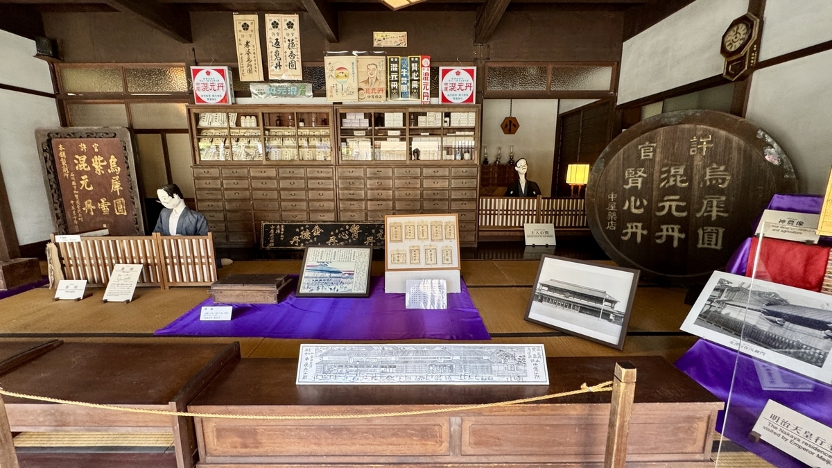 再现明治时代药种商风貌的店之间全景