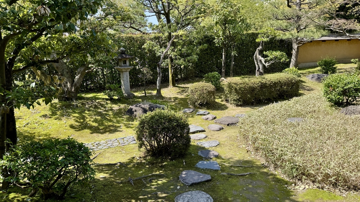 苔藓、踏脚石与石灯笼相映成趣的金泽市老铺纪念馆日本庭园
