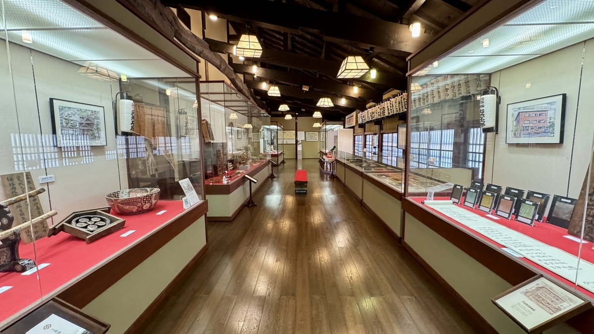 金泽老铺珍品在玻璃展柜中陈列的百年展展厅