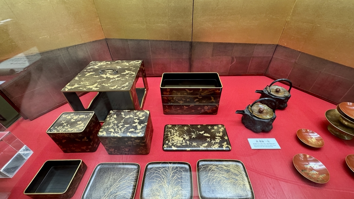 莳绘层叠食盒与膳具陈列的金泽老铺百年展展品