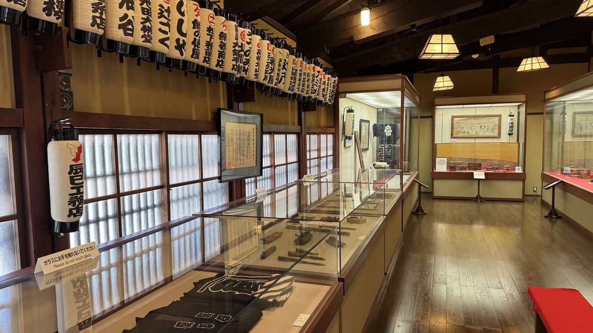 老铺灯笼悬于天花板的百年展展厅