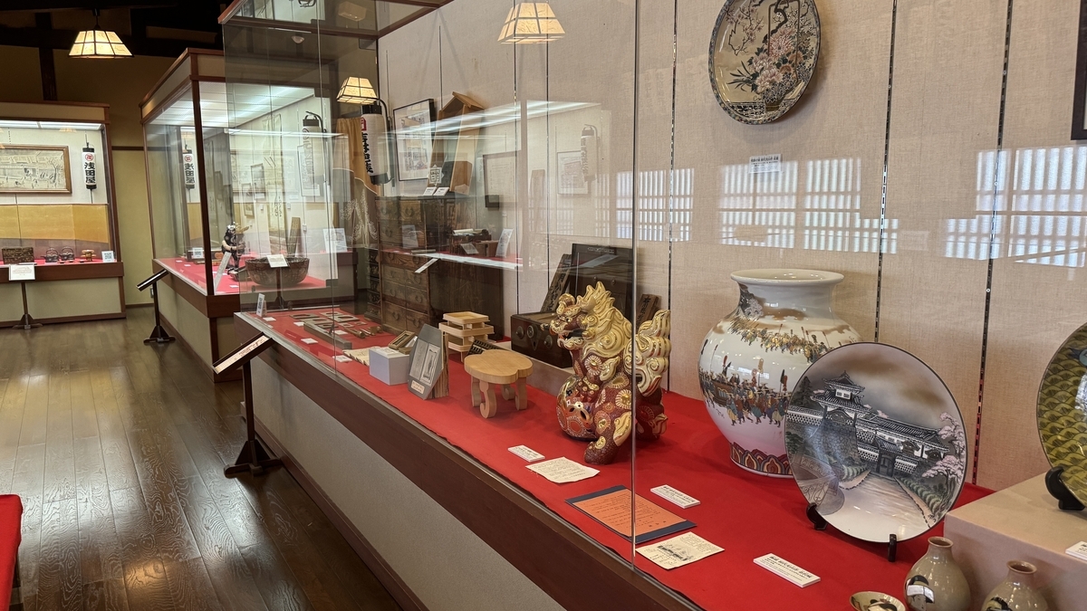 九谷烧瓶罐与装饰盘等陈列的老铺百年展展品